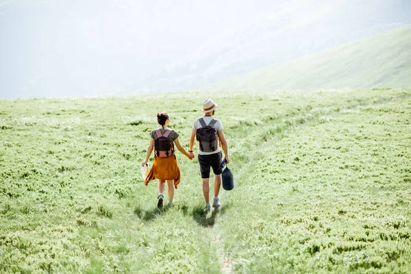 Пара, путешествующая в горах — стоковое фото