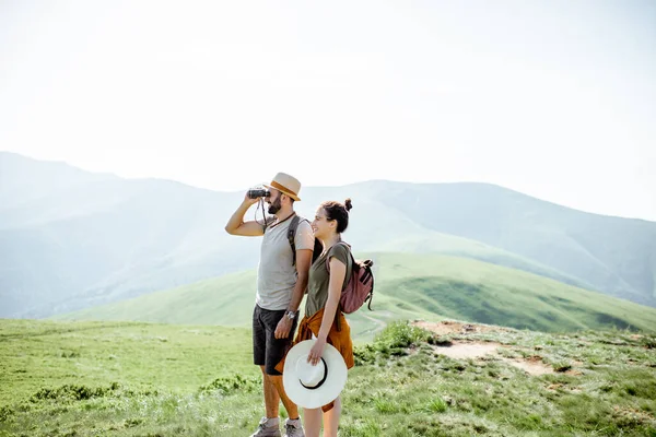 Casal viajando nas montanhas — Fotografia de Stock