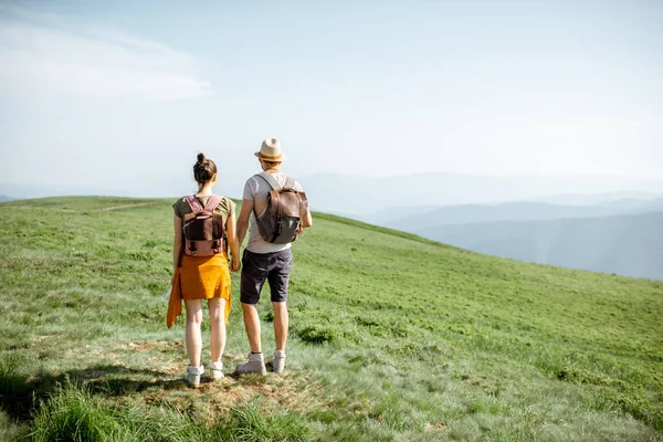 Couple voyageant dans les montagnes — Photo