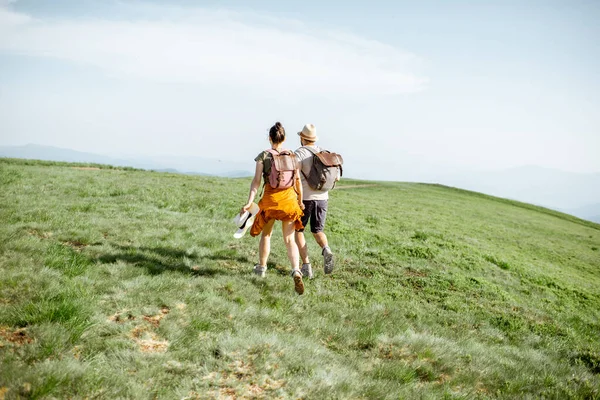 Paar reizen in de bergen — Stockfoto