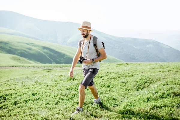 Man traveling in the mountains — Stockfoto