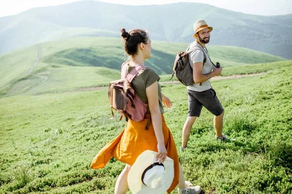 情侣在山上旅行 — 图库照片