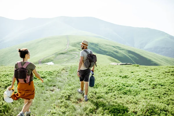 情侣在山上旅行 — 图库照片