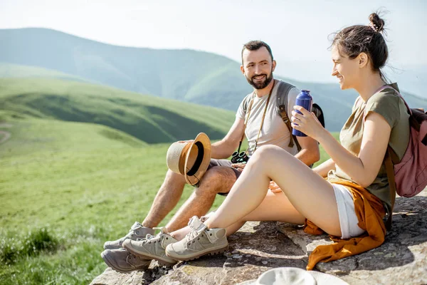 Couple voyageant dans les montagnes — Photo