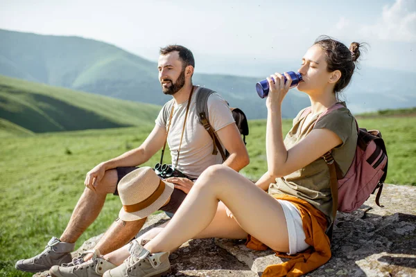 Casal viajando nas montanhas — Fotografia de Stock