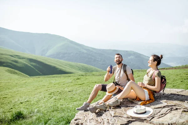 Coppia che viaggia in montagna — Foto Stock