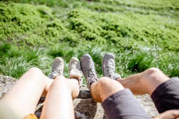 Couple traveling in the mountains — Stock Photo, Image