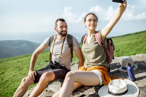 Couple traveling in the mountains — Stock Photo, Image