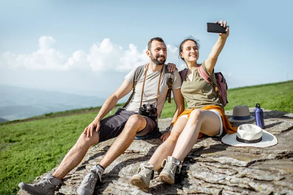 Couple traveling in the mountains — Stock Photo, Image