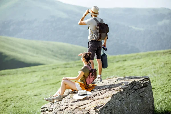 Dağlarda seyahat çift — Stok fotoğraf