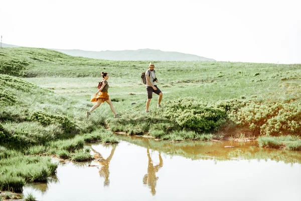 Lago de montaña y personas que viajan — Foto de Stock