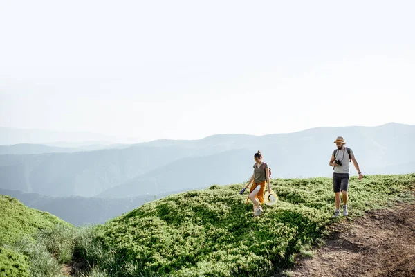 Couple voyageant dans les montagnes — Photo