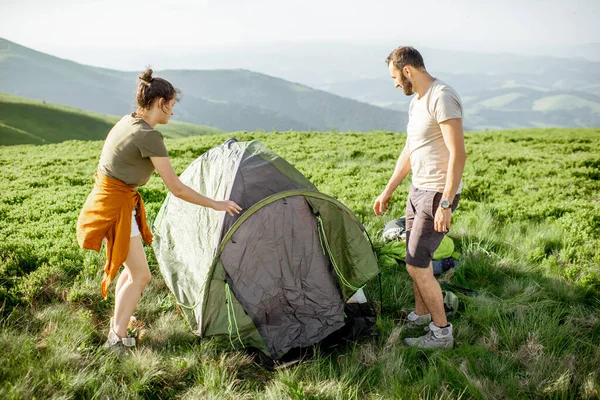 在山上搭帐篷的夫妻 — 图库照片