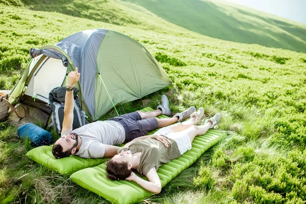 Ontspannen op de camping in de bergen — Stockfoto
