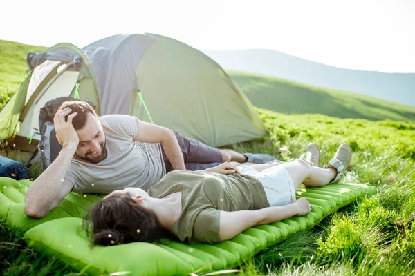 Coppia relax in campeggio in montagna — Foto Stock