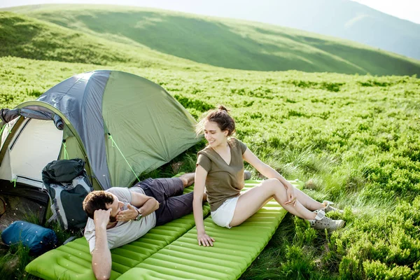 Couple relaxing at the campsite in the mountains — Stock Photo, Image