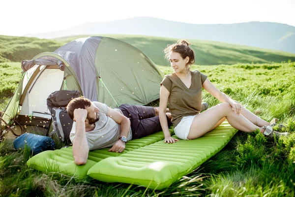 Couple relaxant au camping en montagne — Photo