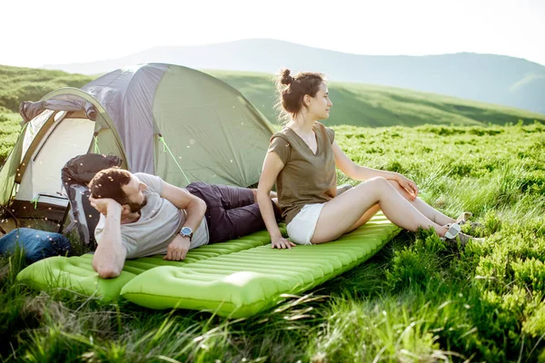 Couple relaxing at the campsite in the mountains — Stock Photo, Image