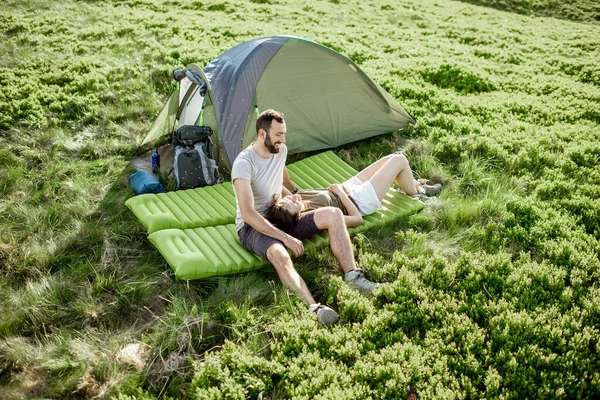 Couple relaxant au camping en montagne — Photo