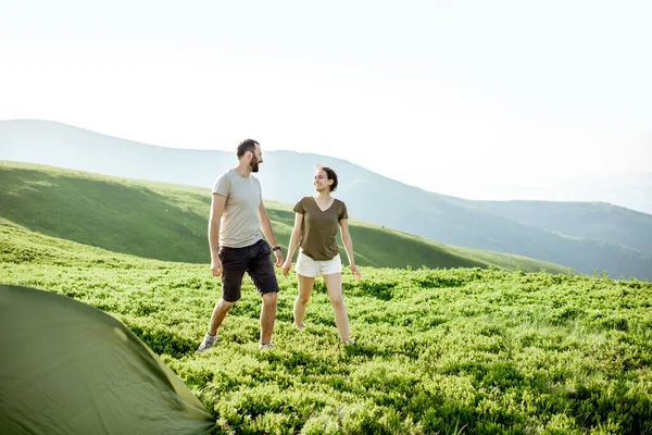 Ehepaar in den Bergen unterwegs — Stockfoto