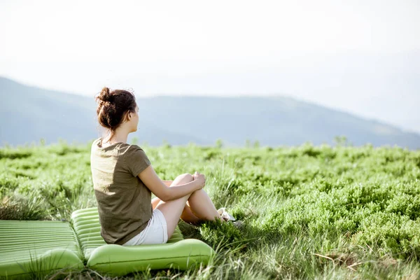 Femme au camping dans les montagnes — Photo