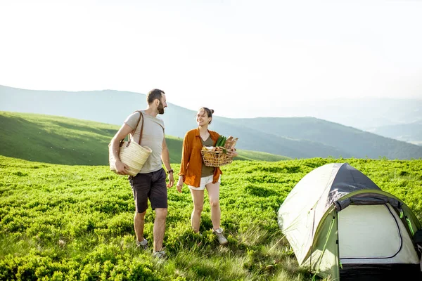 Coppia giovane che viaggia in montagna — Foto Stock