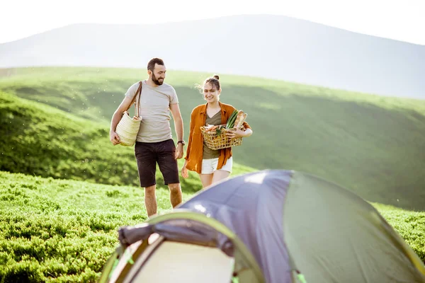 若い夫婦が山の中を旅し — ストック写真