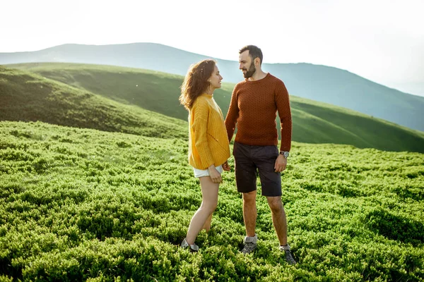 Dağlarda bir çift — Stok fotoğraf