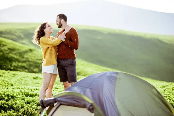 Couple dans les montagnes — Photo