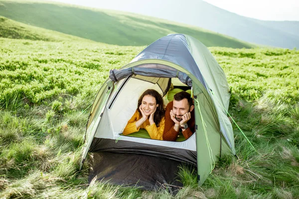 Paar met tent in de bergen — Stockfoto