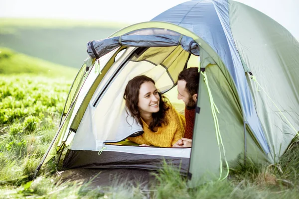 Пара с палаткой в горах — стоковое фото