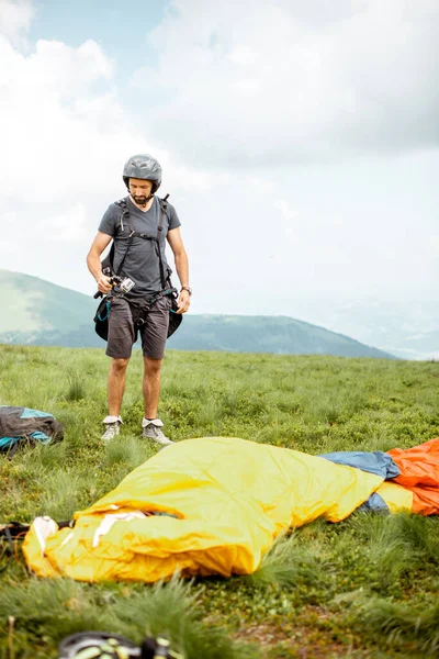 Adam paraglider uçuşu için hazırlanıyor. — Stok fotoğraf