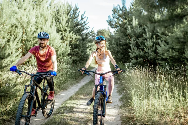 Cyclists riding mountain bicycles outdoors — Stock Photo, Image