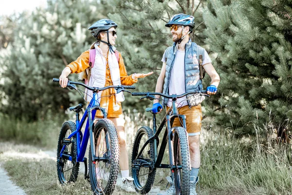 Young couple traveling with bicycles — Stock Photo, Image