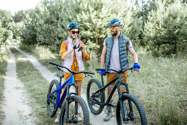 Young couple traveling with bicycles — Stock Photo, Image