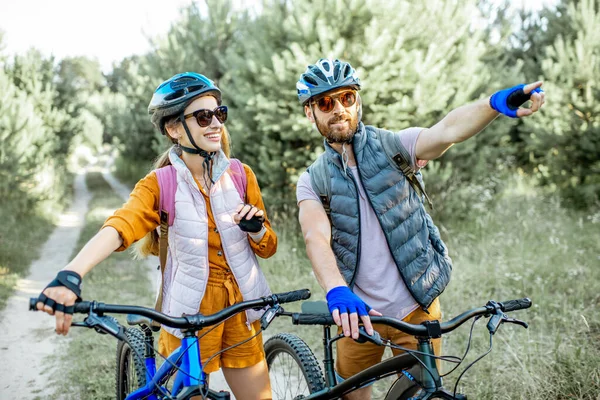Couple traveling with bicycles in the forest — Stock Photo, Image