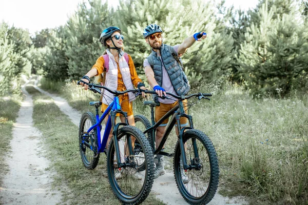 Couple traveling with bicycles in the forest — Stock Photo, Image