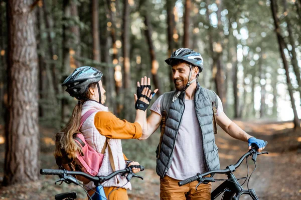Couple voyageant à vélo dans la forêt — Photo