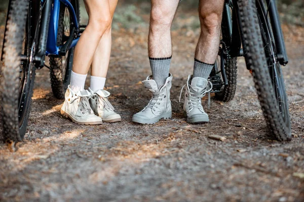 Par som reser med cyklar i skogen — Stockfoto