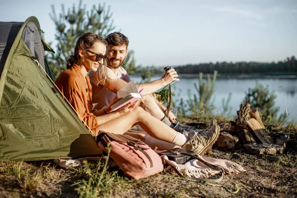 Paar op de camping — Stockfoto