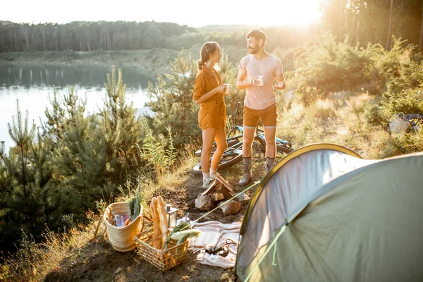 Couple voyageant avec tente dans les montagnes — Photo