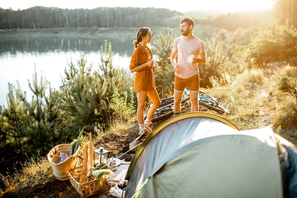 Paar reizen met tent in de bergen — Stockfoto