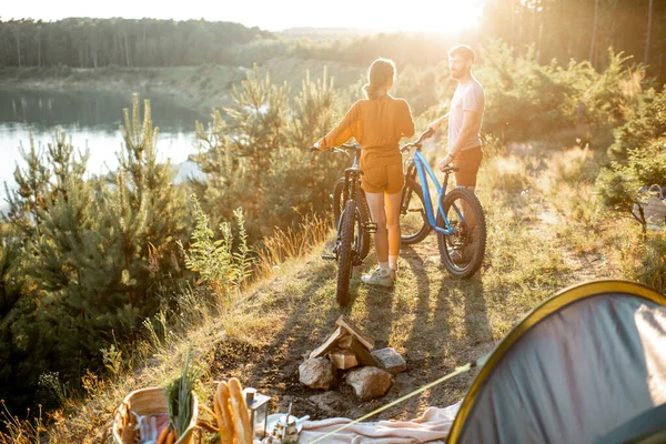 Couple voyageant avec des vélos et tente dans les montagnes — Photo