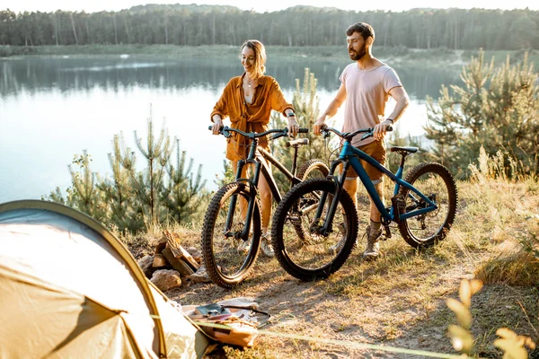带着自行车和帐篷在山上旅行的情侣 — 图库照片