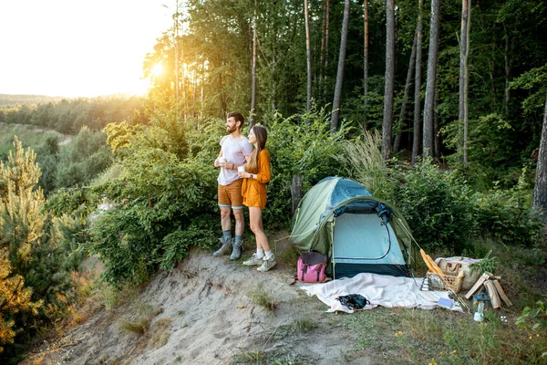 Pasangan muda memiliki berkemah di hutan — Stok Foto