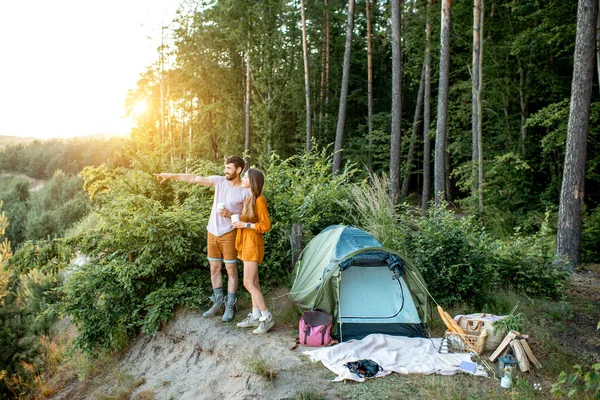 Jeune couple ayant un camping dans la forêt — Photo