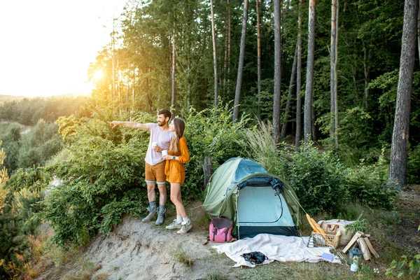 Mladý pár má kempování v lese — Stock fotografie