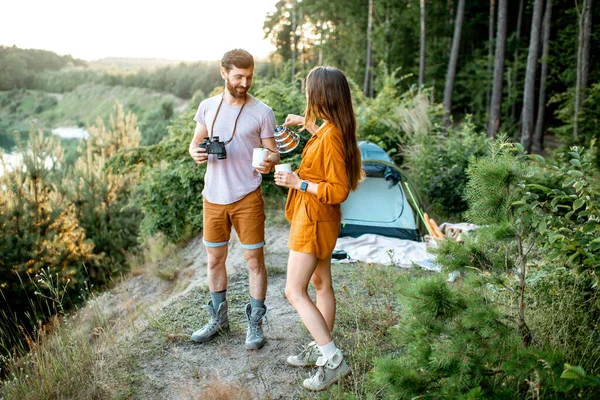 Casal jovem ter um acampamento na floresta — Fotografia de Stock