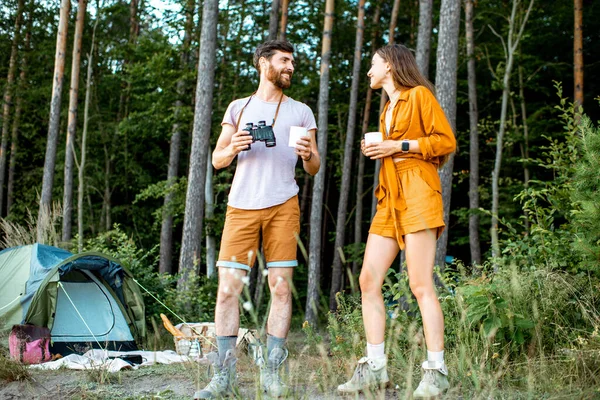 在森林里露营的年轻夫妇 — 图库照片