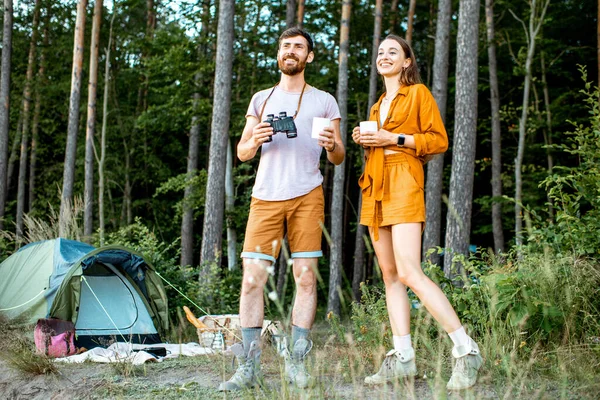 森の中でキャンプをしている若いカップル — ストック写真